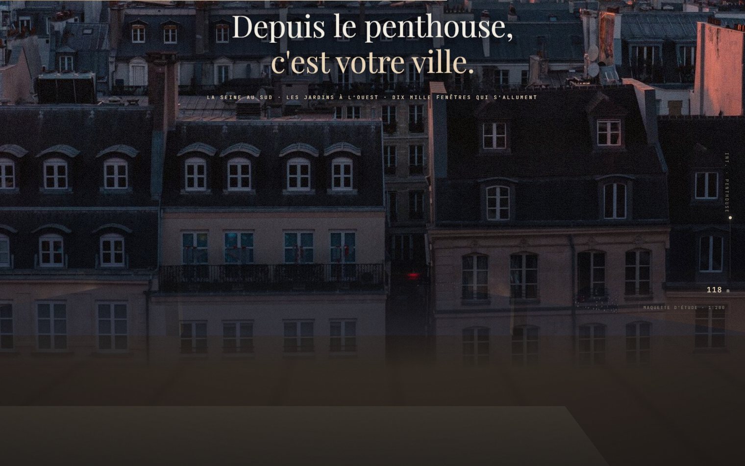 Démo APOGÉE : tour résidentielle dorée au-dessus des toits, ciel de crépuscule