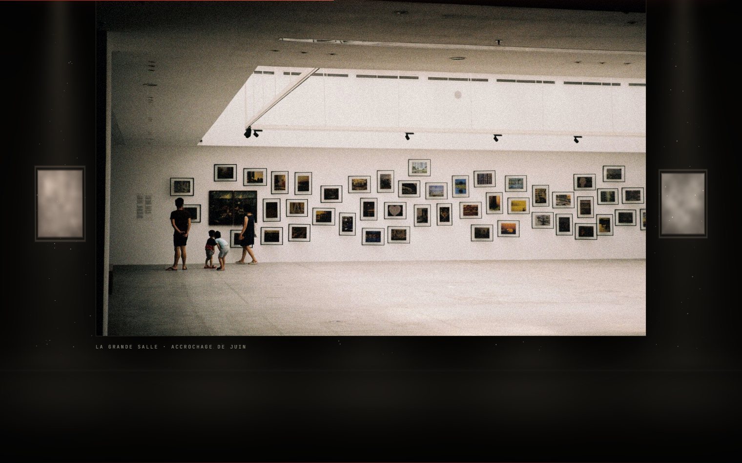 Démo CIMAISE : toile rouge éclairée dans une salle de galerie obscure