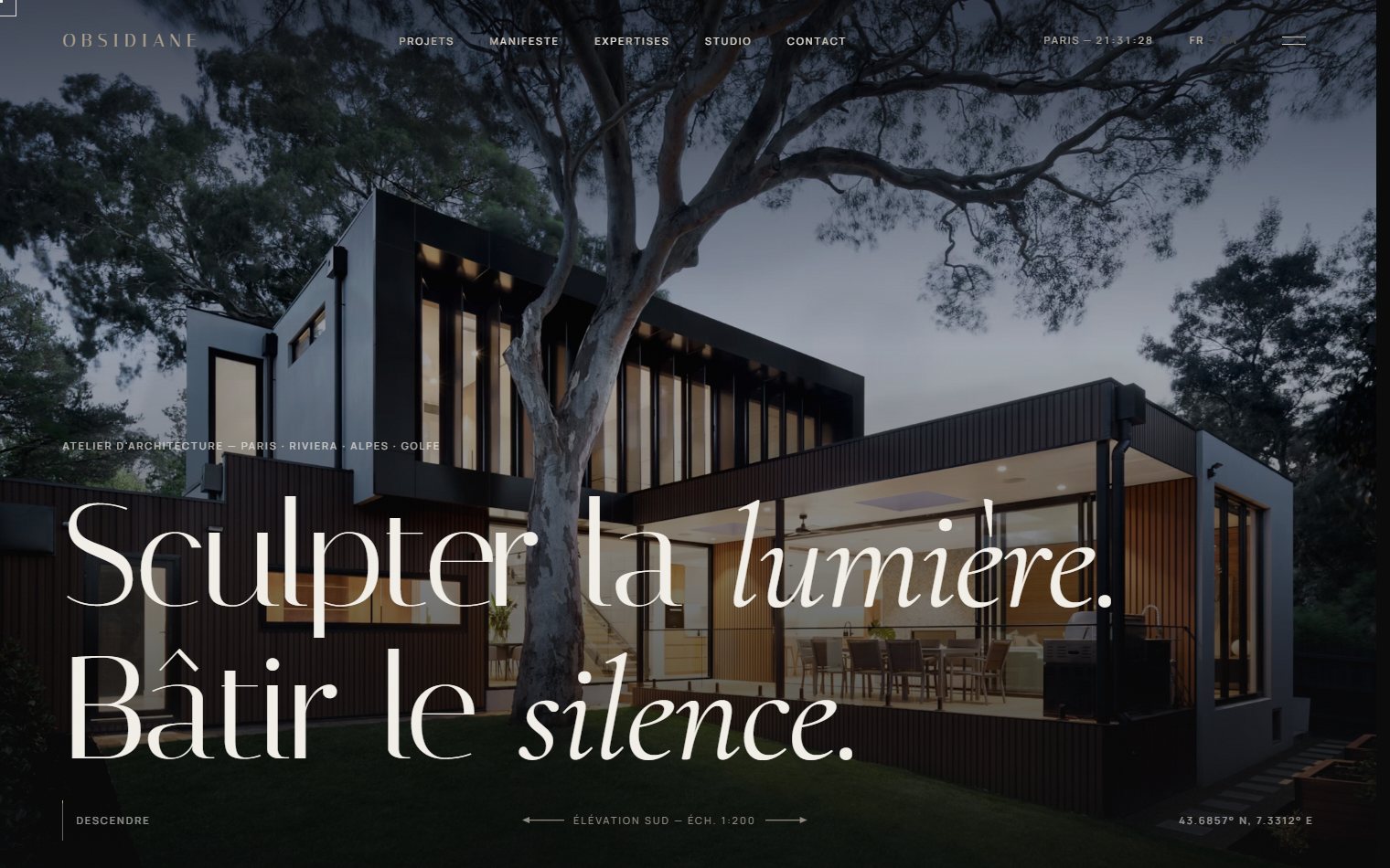 Démo OBSIDIANE : villa d'architecte dans la nuit, verrières chaudes sous les arbres, titre Sculpter la lumière, bâtir le silence